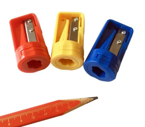 Cum ascuți un creion până la un vârf de daltă cu o ascuțitoare?